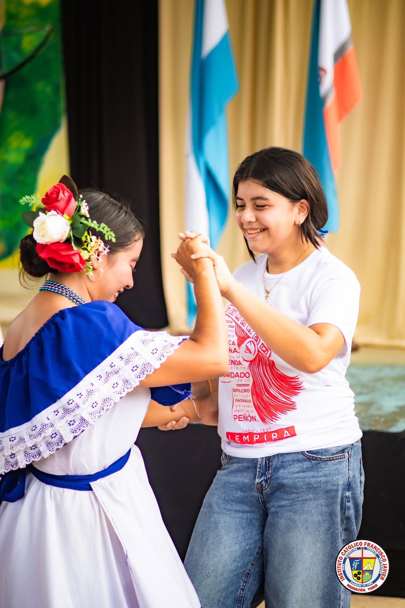 Estudiantes de Básica Bilingüe participando en una danza cultural