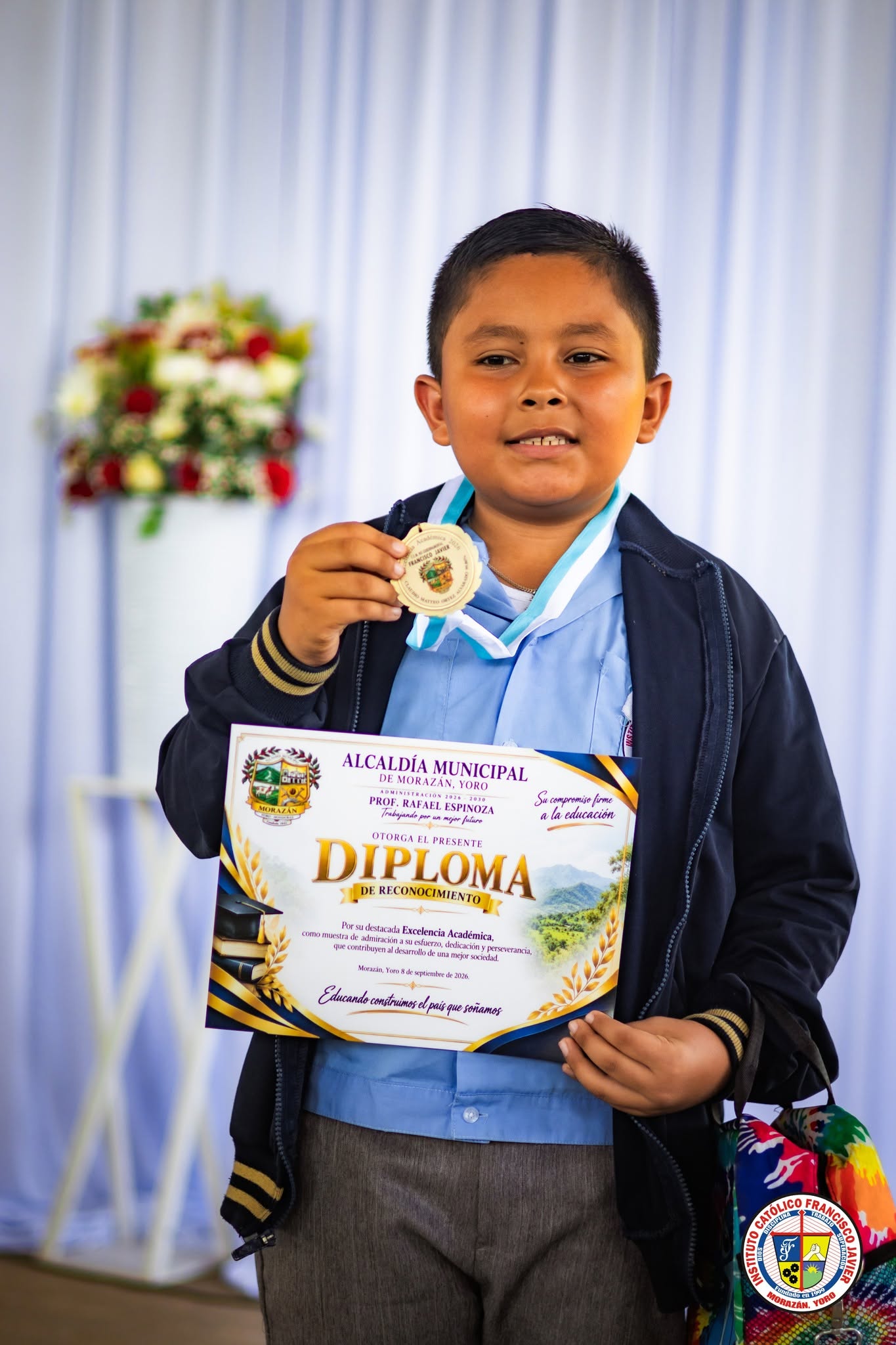 Estudiante de Básica Bilingüe recibiendo un reconocimiento académico