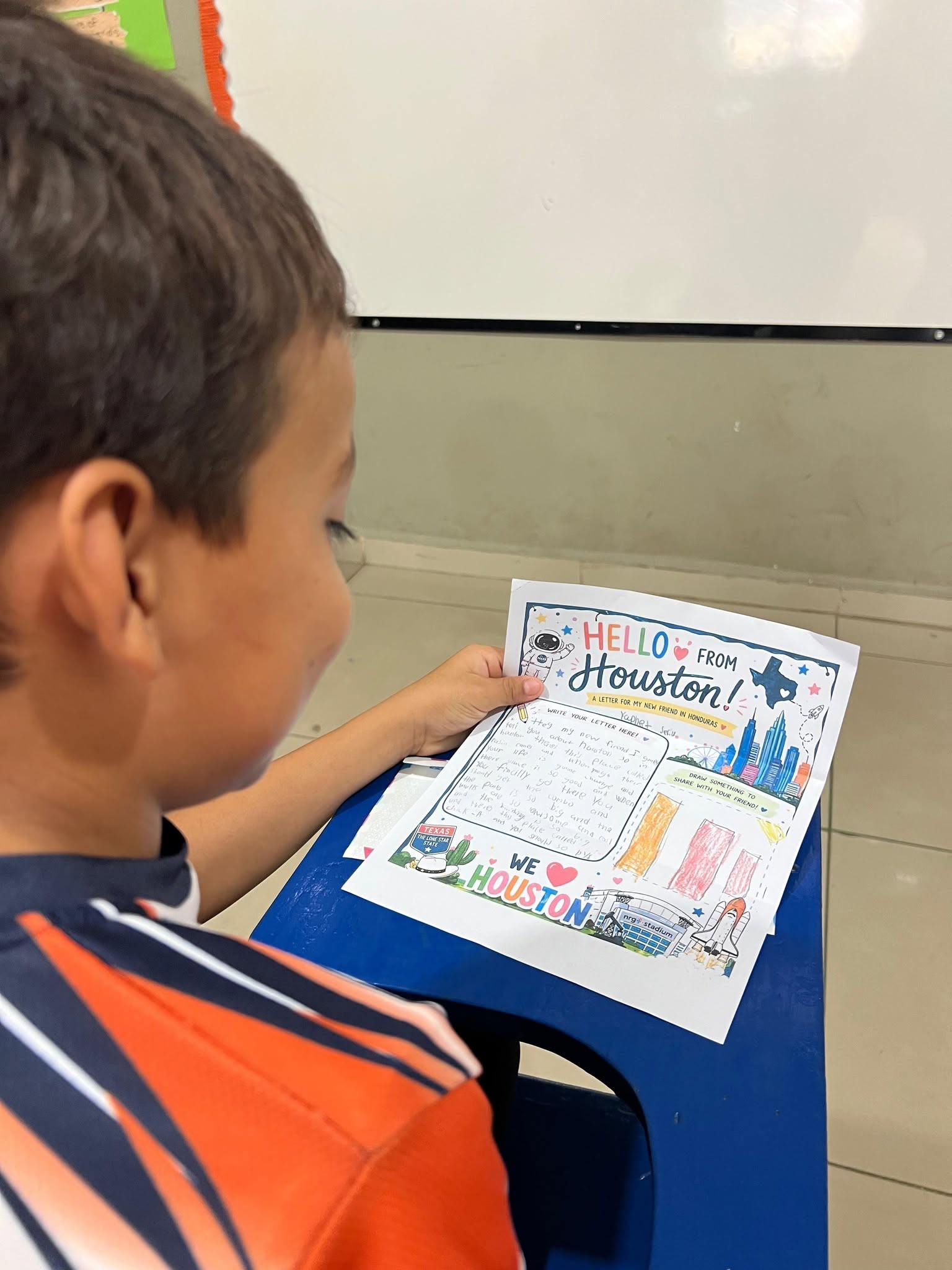 Estudiante participando en una presentación cultural