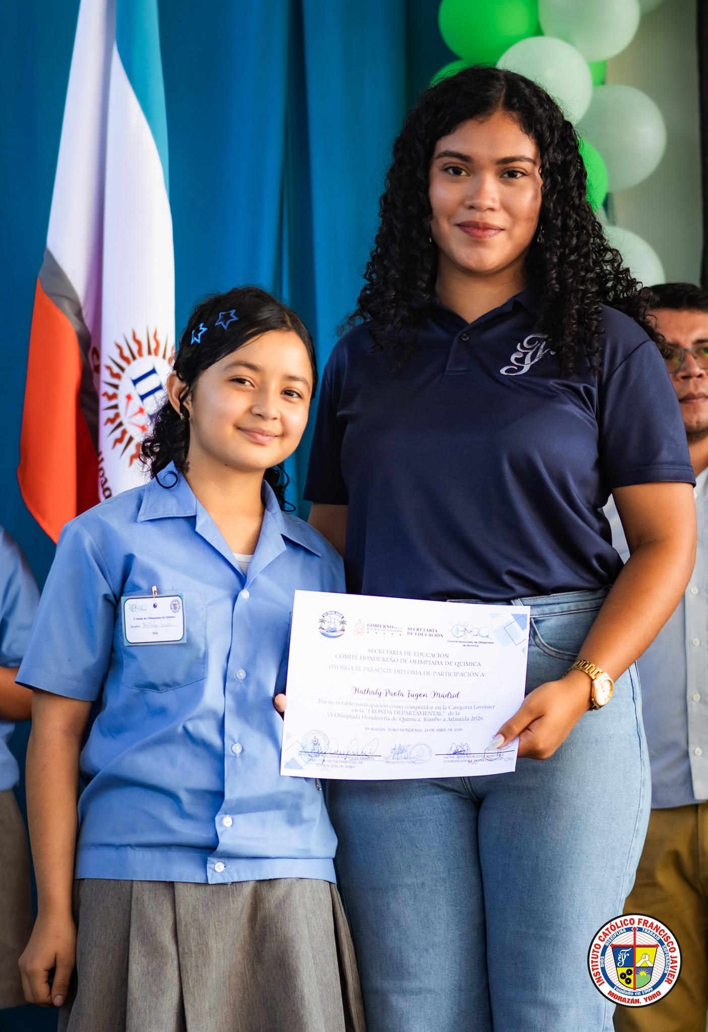 Estudiante recibiendo un reconocimiento académico