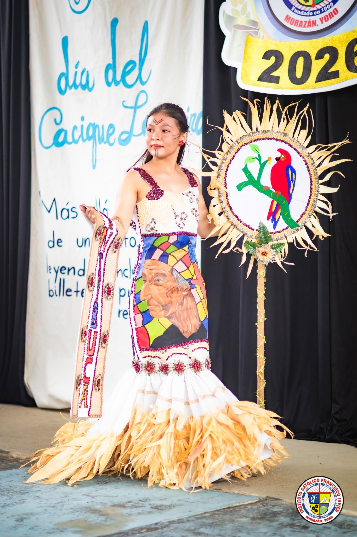 Estudiante participando en celebración del Cacique Lempira