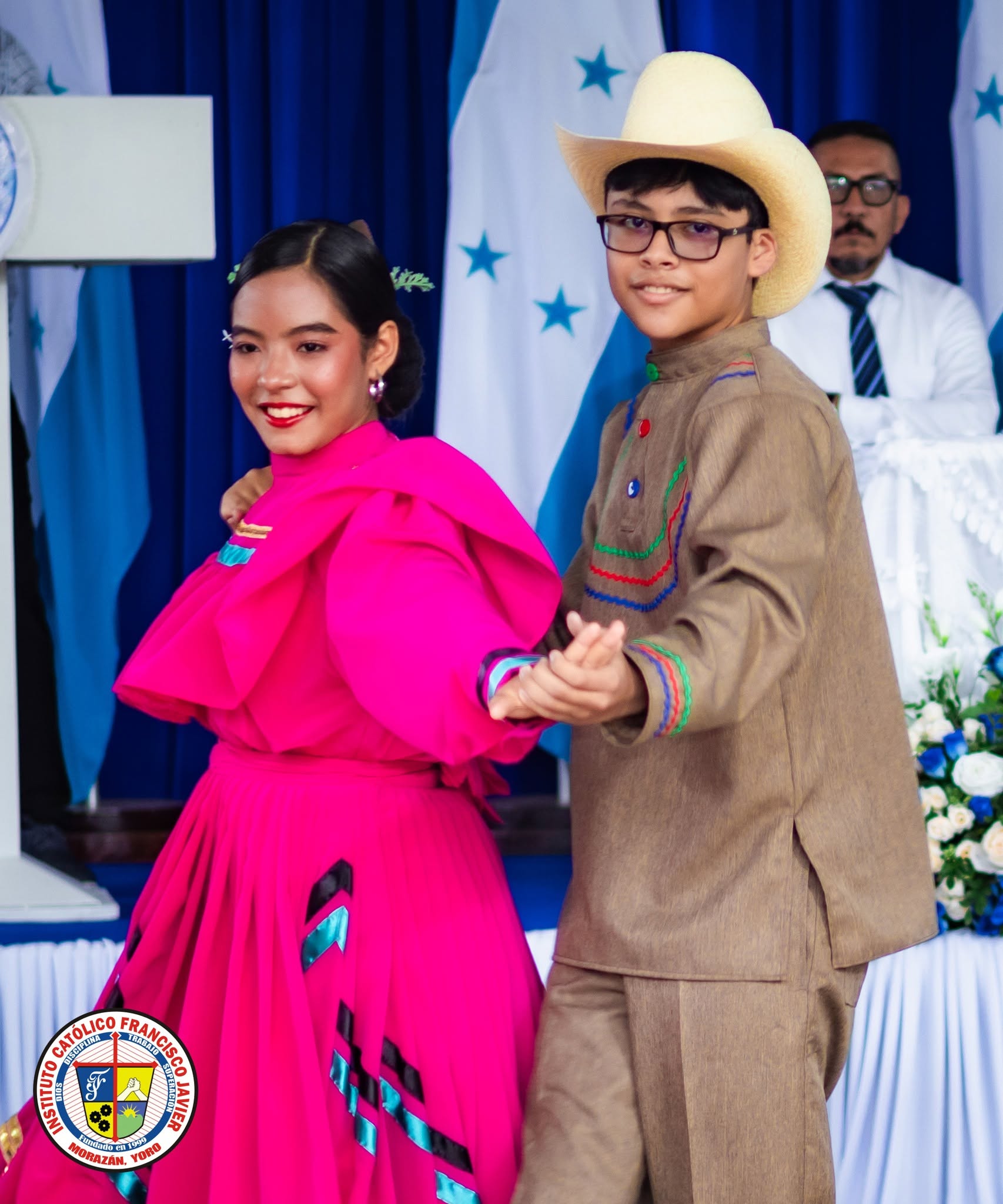 Estudiantes presentando danza folclórica hondureña