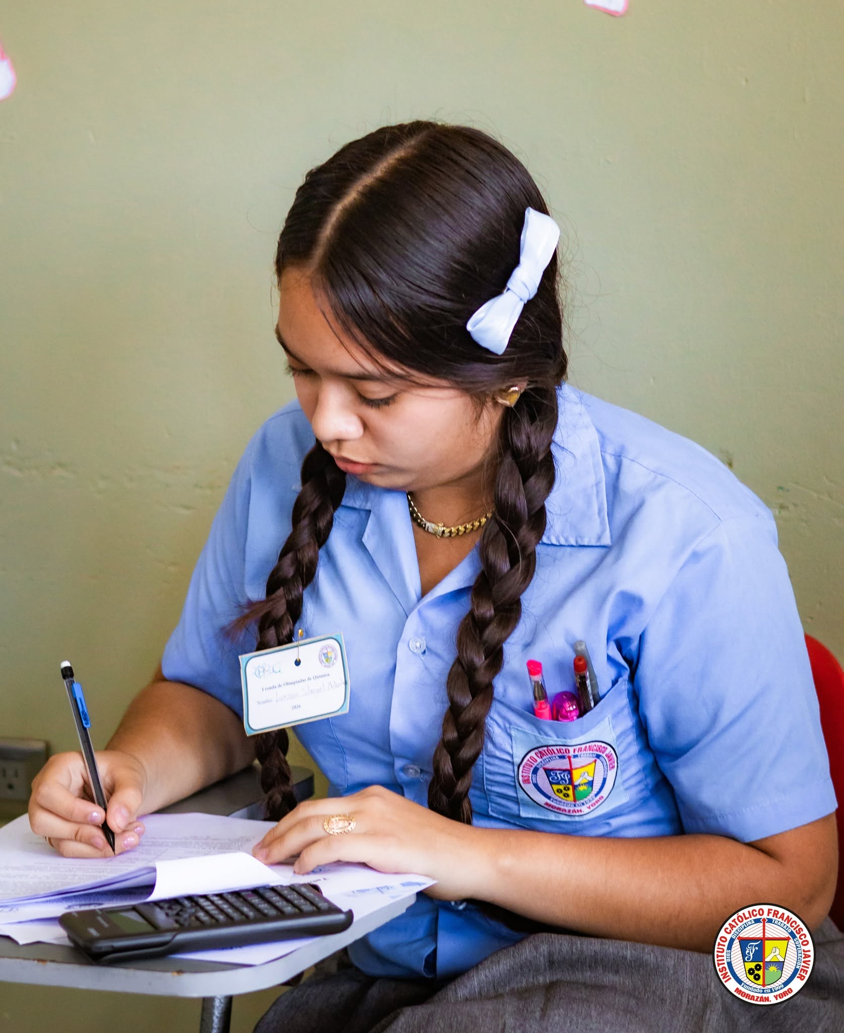 Estudiante desarrollando actividades académicas